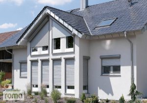Ein Einfamilienhaus mit Rollläden auch in schrägen Fenstern unter dem Dach.