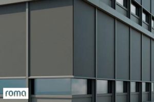 Detailansicht von einem Fassaden-Textilscreen der Firma Roma als Einbau um die Ecke eines Hauses mit Eckfenstern.