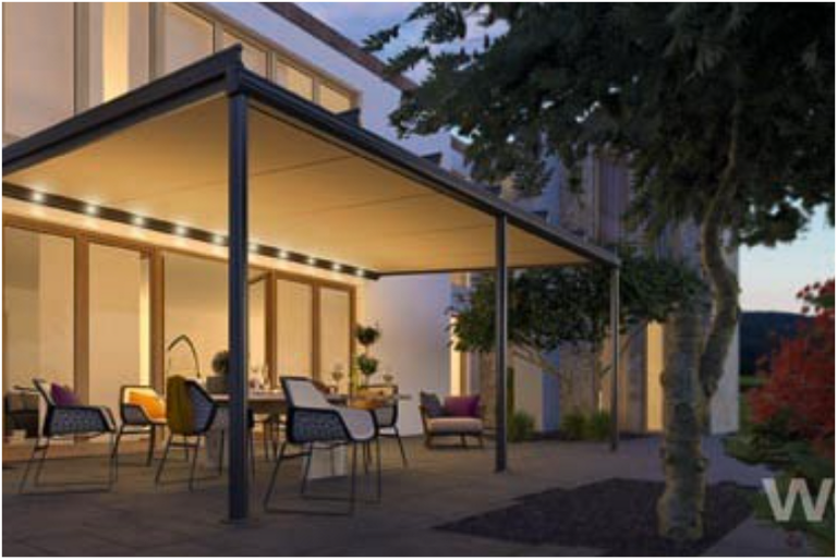 Aufnahme im Abendlicht eines Terrassendachs und der Markise Sottezza 2 von weinor mit LED Lampen in der Leiste.