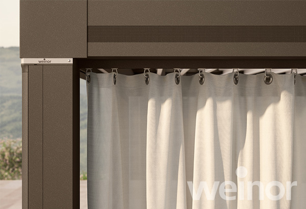 Abbildung von der Befestigung der Outdoor-Vorhänge der Firma weinor am oberen Pfosten eines Terrassendachs.