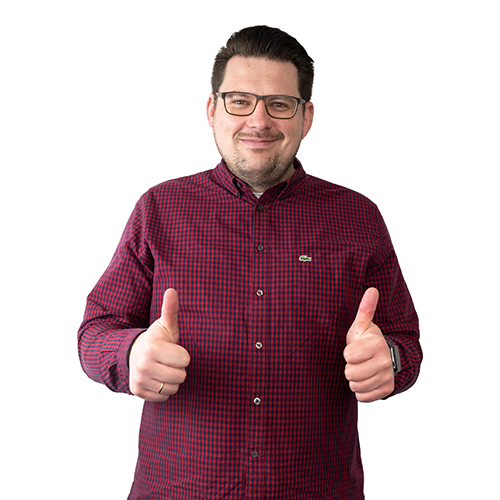 Portraitfoto von Roman Chamier mit beiden Daumen nach oben.